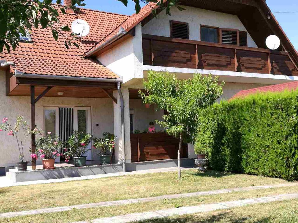 Sara Vendeghaz Apartment Balatonkeresztur Exterior photo