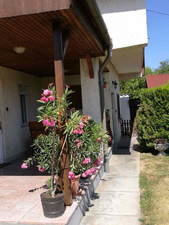 Sara Vendeghaz Apartment Balatonkeresztur Exterior photo