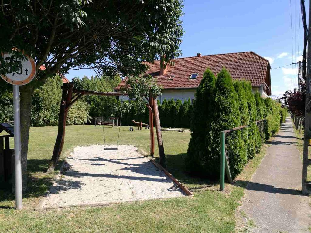 Sara Vendeghaz Apartment Balatonkeresztur Exterior photo