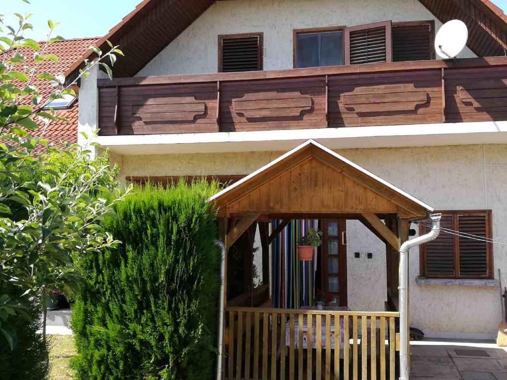Sara Vendeghaz Apartment Balatonkeresztur Exterior photo